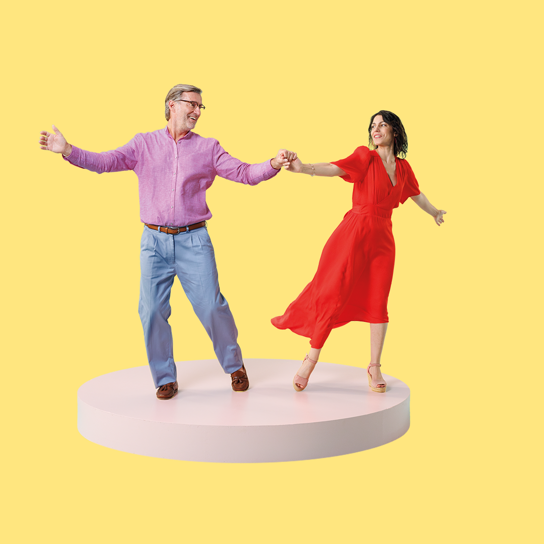 Ein Mann und eine Frau tanzen zusammen