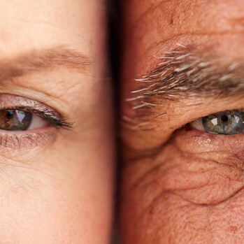 Nahaufnahme von zwei Gesichtern mit jeweils einem Auge