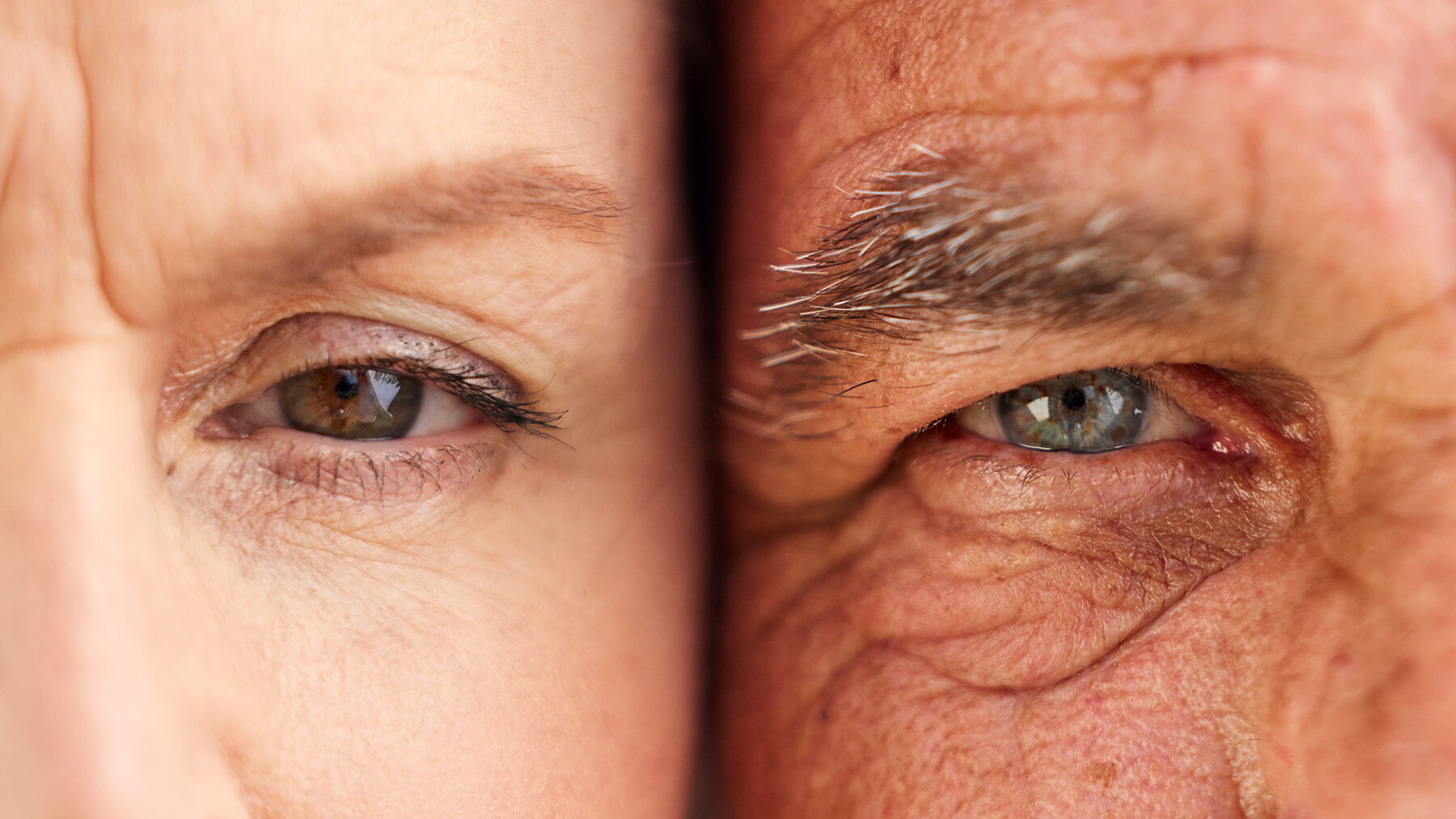 Nahaufnahme von zwei Gesichtern mit jeweils einem Auge