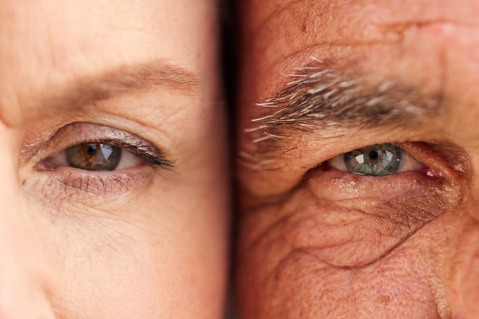 Nahaufnahme von zwei Gesichtern mit jeweils einem Auge