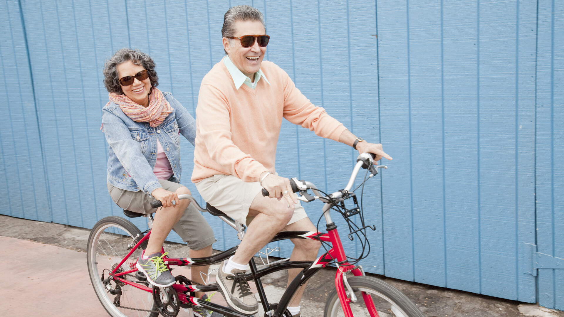 Neujahrsvorsätze Sport Zwei Menschen fahren auf einem Tandem