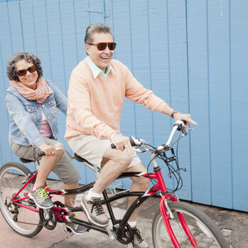 Zwei Menschen fahren auf einem Tandem