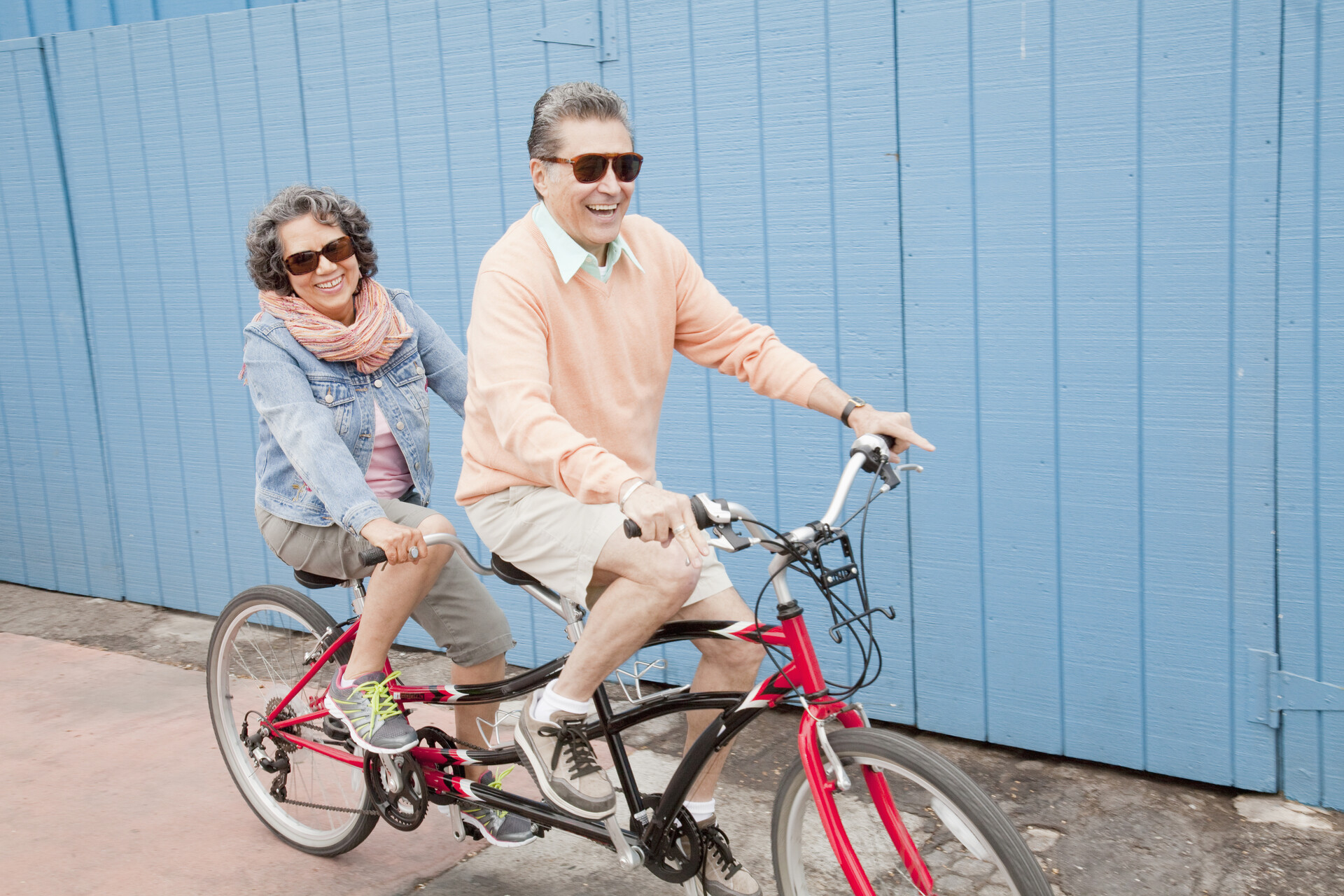 Zwei Menschen fahren auf einem Tandem