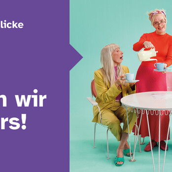 Drei Frauen trinken zusammen an einem Tisch Tee. Links steht auf einer lila Box geschrieben "Seh´ ich anders!" 