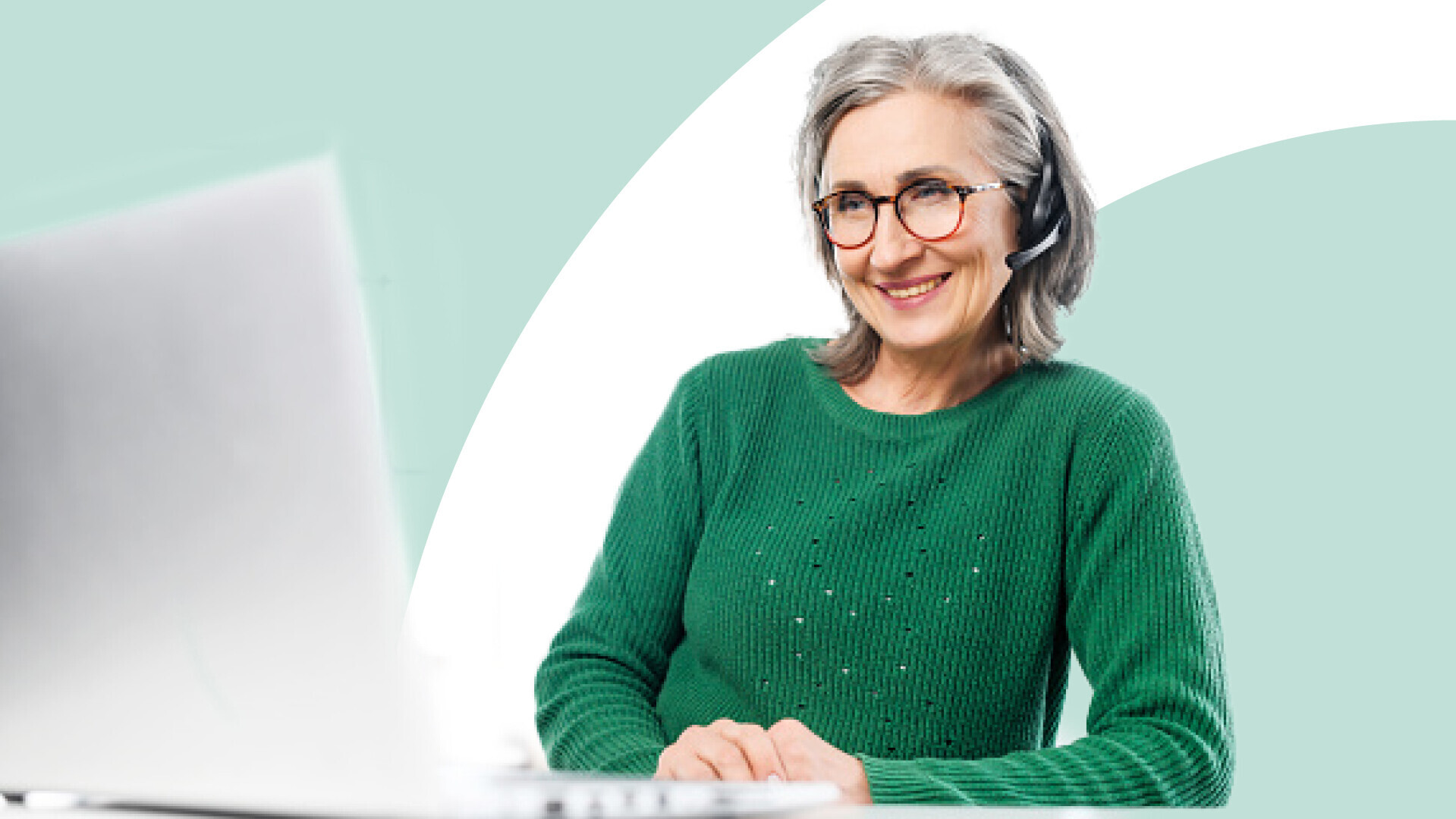 augenblicke - MEIN SERVICE Frau mit Headset telefoniert
