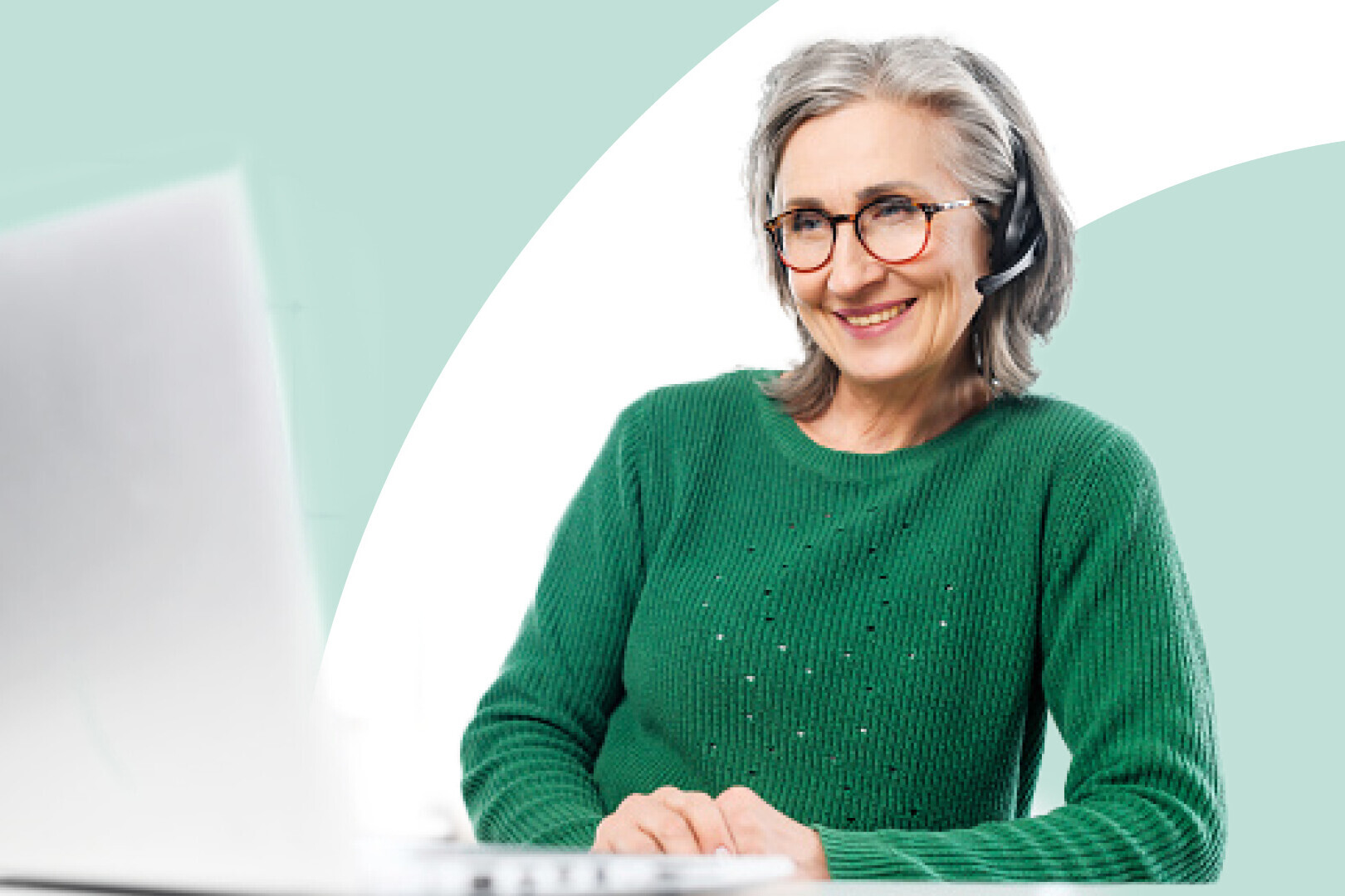 Frau mit Headset telefoniert