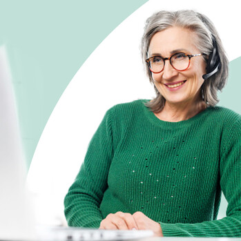 Frau mit Headset telefoniert