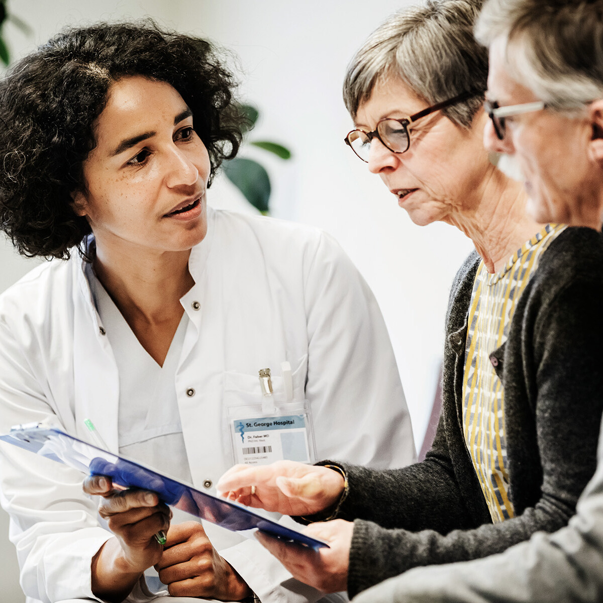 Älteres Ehepaar und Medizinern im Gespräch