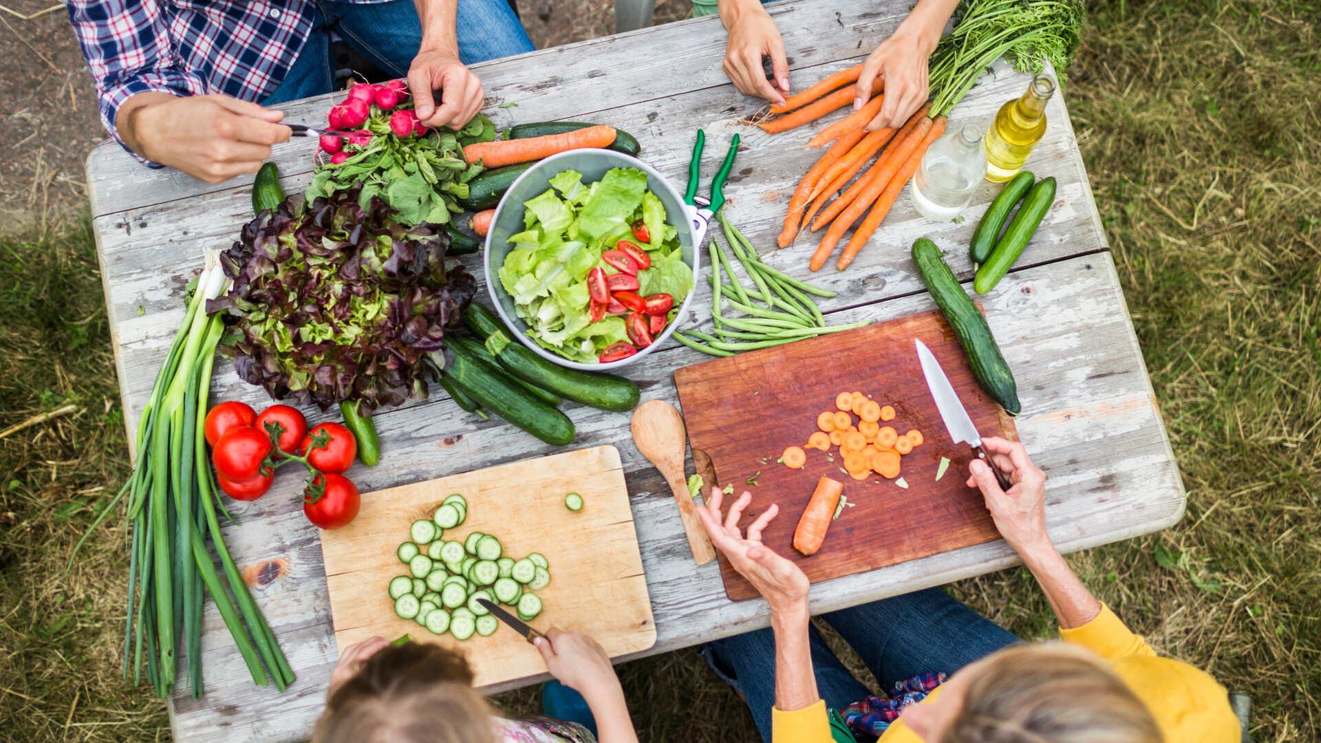 Ernährung bei Netzhauterkrankungen Menschen sitzen an einem gedeckten Tisch mit Gemüse