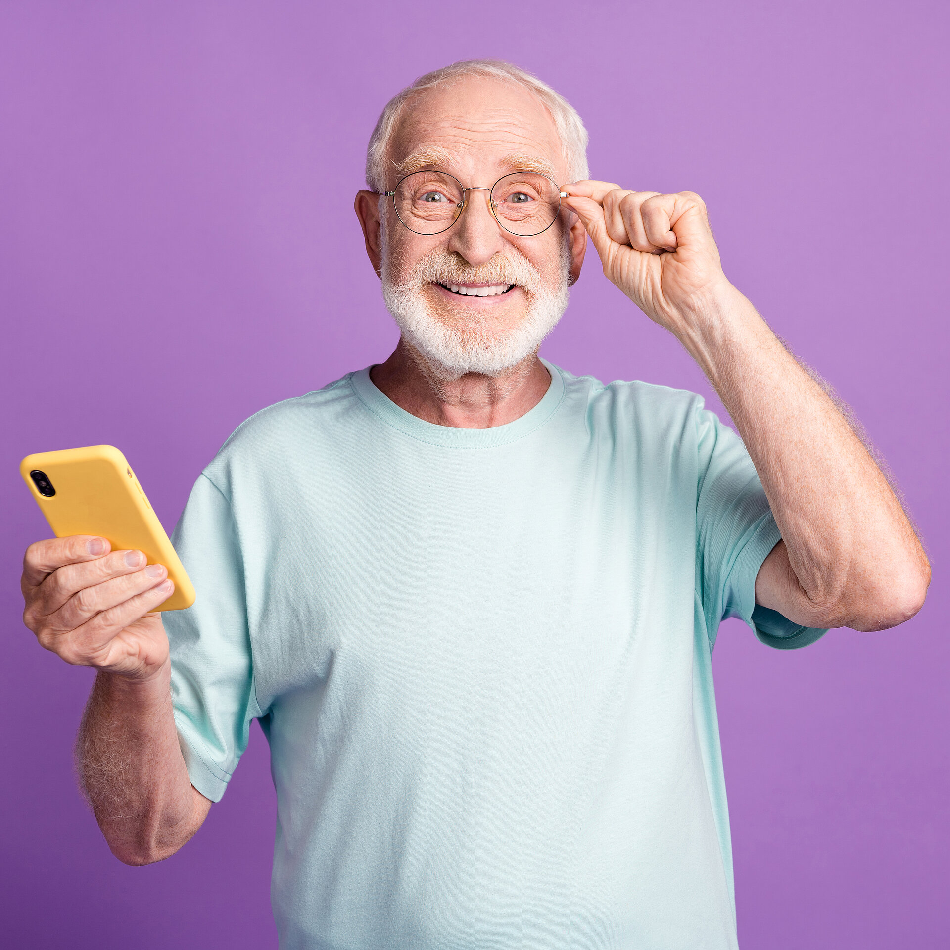 Mann hält sich Brille Mann hält sich Brille