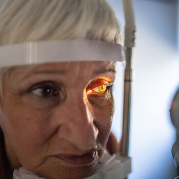 Das Gesicht einer älteren Frau während einer Augenuntersuchung in Nahaufnahme