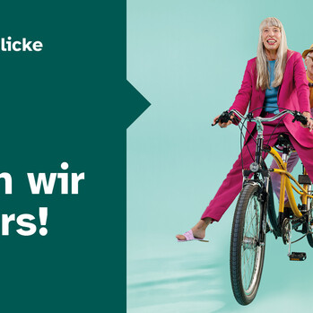 Zwei Menschen fahren Tandem. Links ist eine Box auf der steht "Seh´n wir anders!"