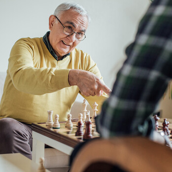 Zwei Männer unterhalten sich auf der Couch